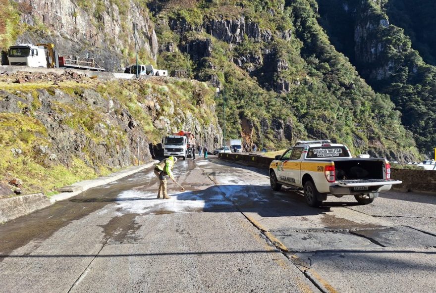 frio-extremo-na-serra-do-rio-do-rastro3A-sal-e-usado-para-evitar-acidentes-na-rodovia-sinuosa-de-sc