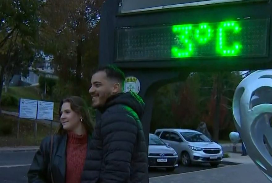 frio-intenso-e-geada-surpreendem-campos-do-jordao-em-outubro3A-minimas-de-ate-32C2oc-impactos-e-previsao-para-os-proximos-dias