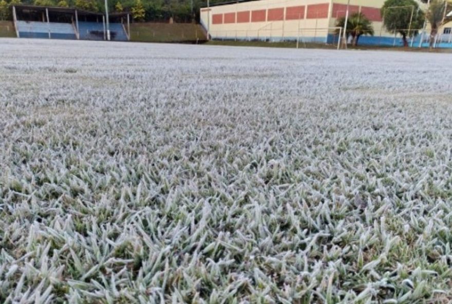 frio-intenso-e-geada-transformam-tapira-em-cenario-europeu-video-e-fotos-mostram-impacto-do-clima-no-municipio