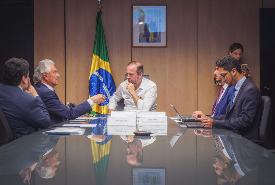 Governador Ronaldo Caiado em audiência com o ministro de Minas e Energia, Alexandre Silveira: falta de energia atrapalha crescimento de Goiás