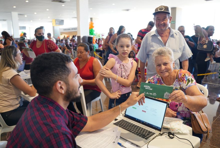 Famílias recebem cartões em evento do Aluguel Social: programa chega para novos beneficiários de Águas Lindas e Aparecida nesta segunda (Fotos: Octacílio Queiroz)