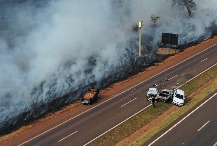 fumaca-de-incendio-em-canavial-causa-acidentes-em-jau3A-bombeiros-e-usinas-combatem-chamas-em-itapolis-e-brauna