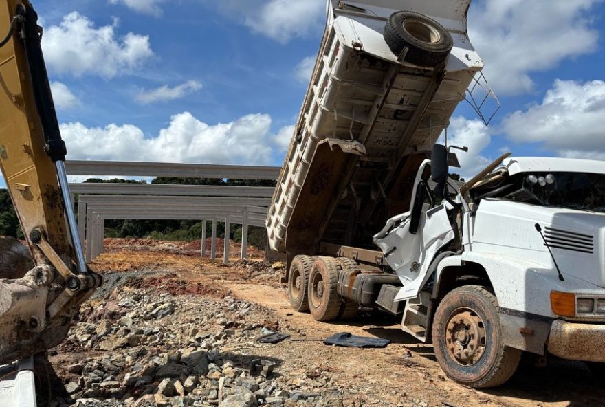 funcionario-de-obra-morre-apos-viga-cair-sobre-caminhao-no-parana3A-tragedia-em-fazenda-rio-grande