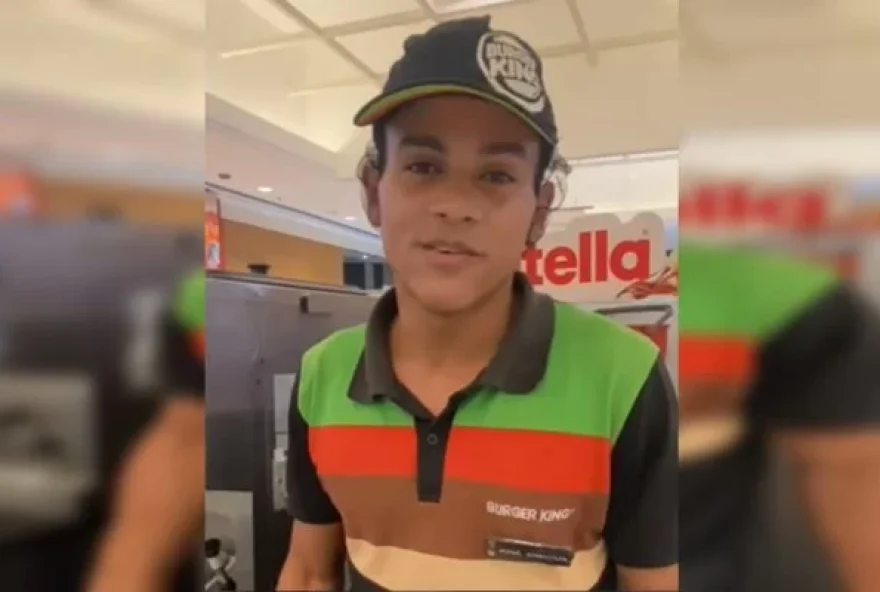 Atendente do Burger King urina na roupa por não poder ir ao banheiro