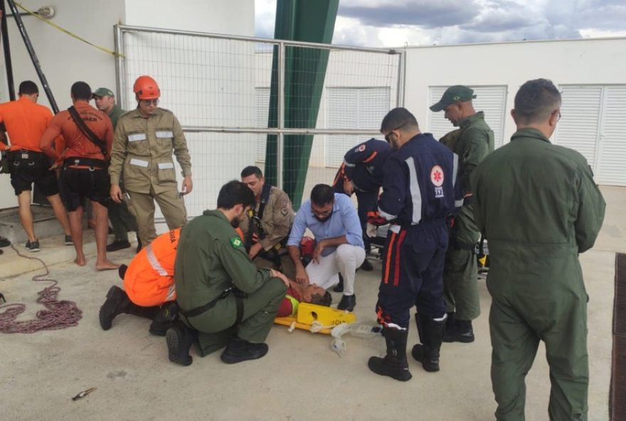funcionario-e-resgatado-de-cisterna-no-aeroporto-de-sobral-em-operacao-conjunta-das-equipes-de-resgate funcionario-e-resgatado-de-cisterna-no-aeroporto-de-sobral-em-operacao-conjunta-das-equipes-de-resgate