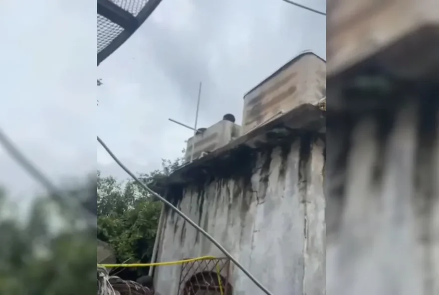 Suspeito se escondeu em caixa d'água para não ser preso. (Foto: Reprodução)