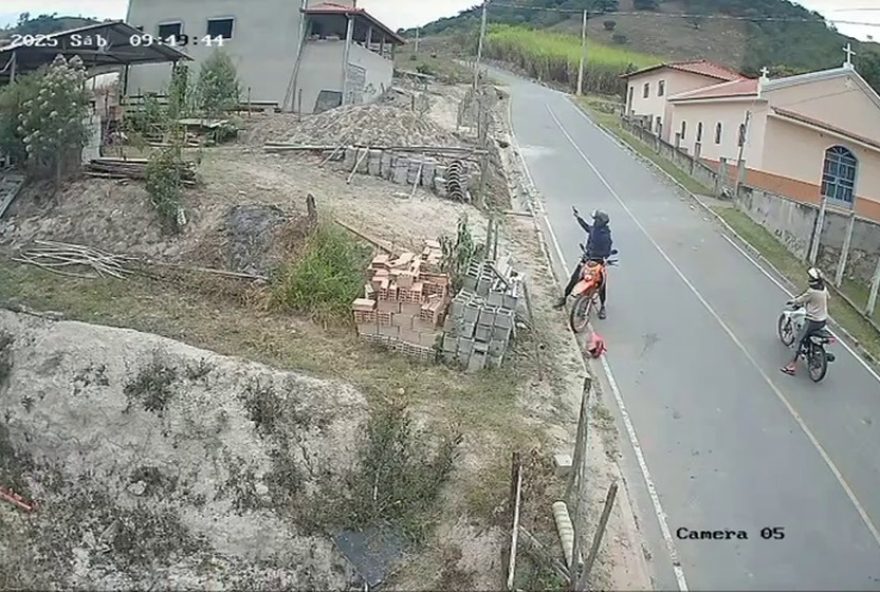 furto-de-motocicleta-em-jeceaba3A-camera-flagra-crime-na-zona-rural-da-cidade-de-6-mil-habitantes