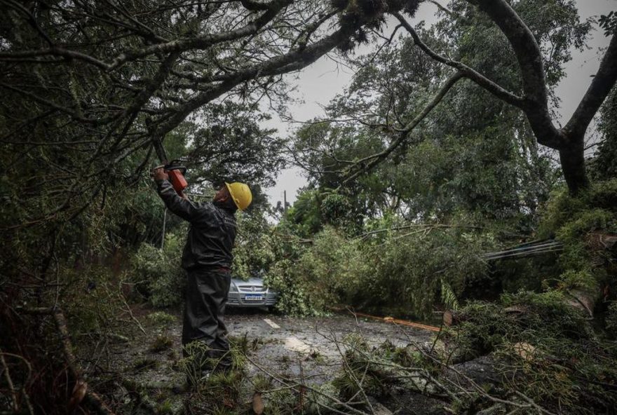 A Defesa Civil do Rio grande do Sul informou, por meio de uma rede social, que subiu para 11 o número de mortos devido à passagem do ciclone extratropical no estado na quinta-feira
(Foto: Reprodução/Agencia Brasil)