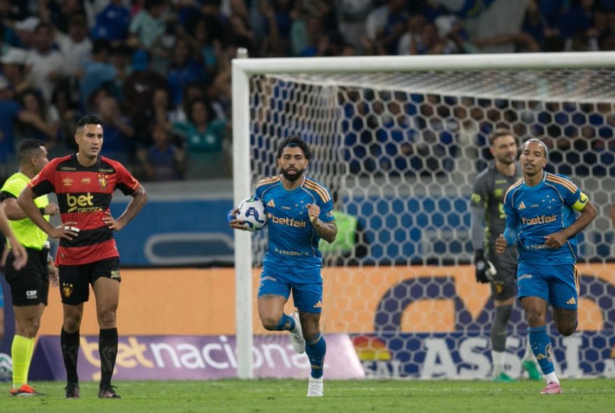 MG - BELO HORIZONTE - 05/10/2025 - BRASILEIRO A 2025, CRUZEIRO X SPORT - Gabigol jogador do Cruzeiro comemora seu gol durante a partida contra o Sport no Estadio Mineirao em Belo Horizonte, pelo Campeonato Brasileiro A 2025. Foto: Marlon Costa/AGIF
