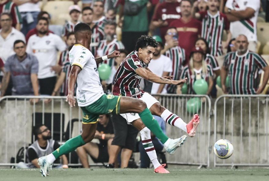 gabriel-fuentes-mostra-potencial-em-jogo-dificil-e-pode-ganhar-espaco-no-fluminense