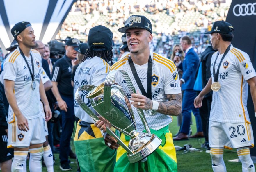 gabriel-pec2C-destaque-do-la-galaxy2C-celebra-hexacampeonato-na-mls