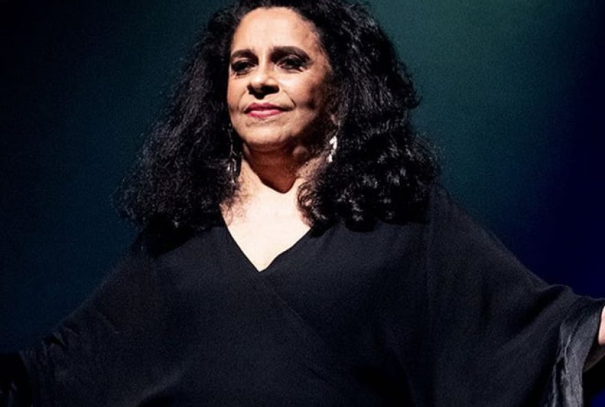 gal-costa-surpreende-fas-ao-cantar-a-capela-em-video-inedito3A-imperdivel