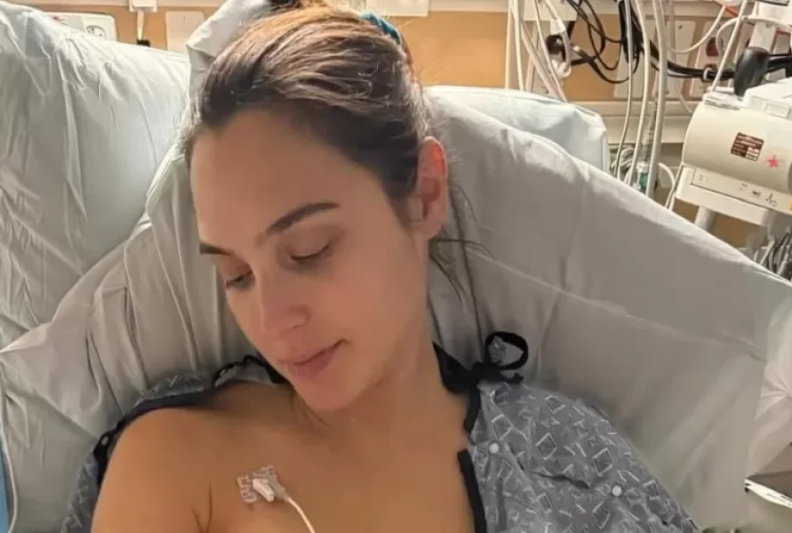 Gal Gadot com a filha, Ori, nascida durante a cirurgia para remover coágulo no cérebro da mãe
Imagem: Reprodução/Instagram