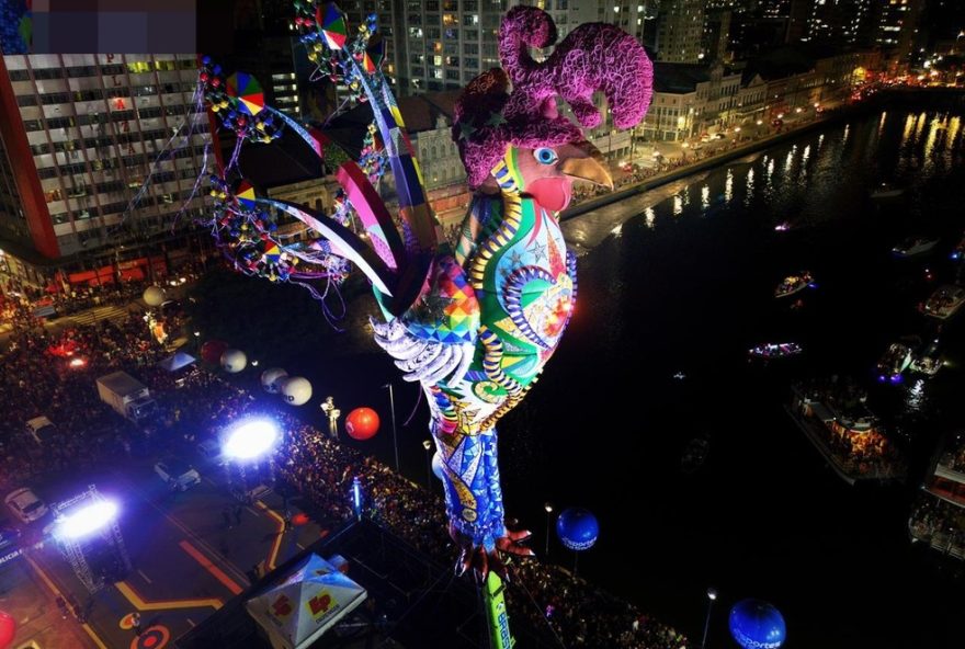 galo-gigante-de-pe-no-recife-para-comandar-folia3B-video-da-subida-revoluciona-festa galo-gigante-de-pe-no-recife-para-comandar-folia3B-video-da-subida-revoluciona-festa