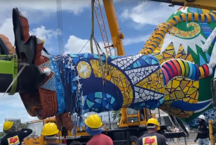 galo-gigante-e-desmontado-na-ponte-duarte-coelho-apos-11-dias-de-folia-em-recife galo-gigante-e-desmontado-na-ponte-duarte-coelho-apos-11-dias-de-folia-em-recife