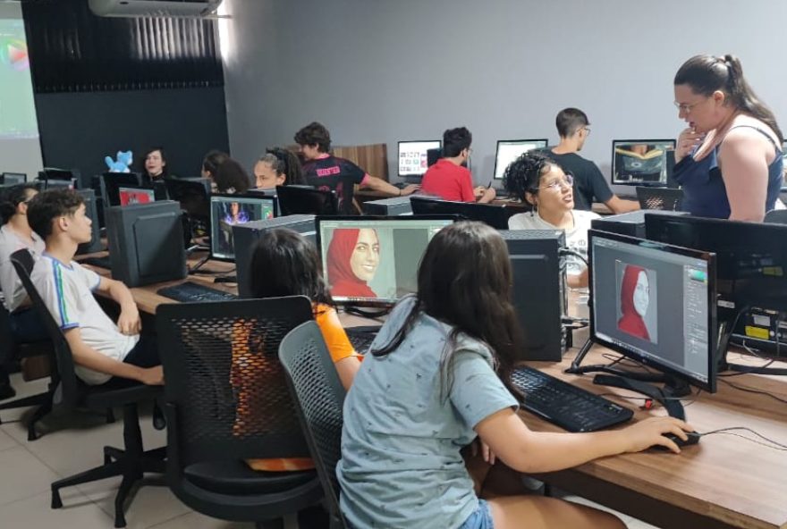 Prefeitura de Goiânia, em parceria com a Saga Games, oferece cursos gratuitos de jogos eletrônicos para jovens de 14 a 29 anos