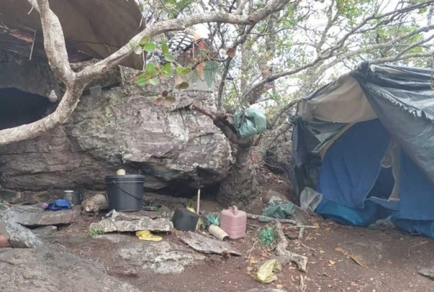 garimpeiros-ilegais-sao-detidos-em-acampamentos-de-extracao-de-quartzo-em-itacambira