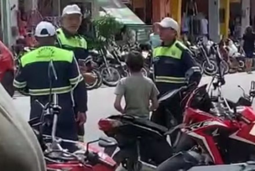garoto-de-11-anos-e-flagrado-conduzindo-moto-em-russas2C-ceara3A-veja-o-video
