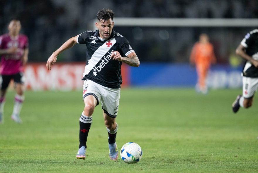garre-no-vasco3A-por-que-o-argentino-contratado-por-r24-15-mi-nao-engrenou-em-20253F RJ - RIO DE JANEIRO - 22/07/2025 - COPA SUL-AMERICANA 2025, VASCO X INDEPENDIENTE DEL VALLE - Garre jogador do Vasco durante partida contra o Independiente del Valle no estadio Sao Januario pelo campeonato Copa Sul-americana 2025. Foto: Jorge Rodrigues/AGIF