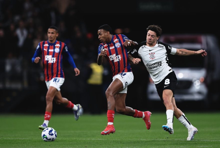SP - SAO PAULO - 16/08/2025 - BRASILEIRO A 2025, CORINTHIANS X BAHIA - Rodrigo Garro jogador do Corinthians disputa lance com  jogador do Bahia durante partida no estadio Arena Corinthians pelo campeonato Brasileiro A 2025. Foto: Ettore Chiereguini/AGIF