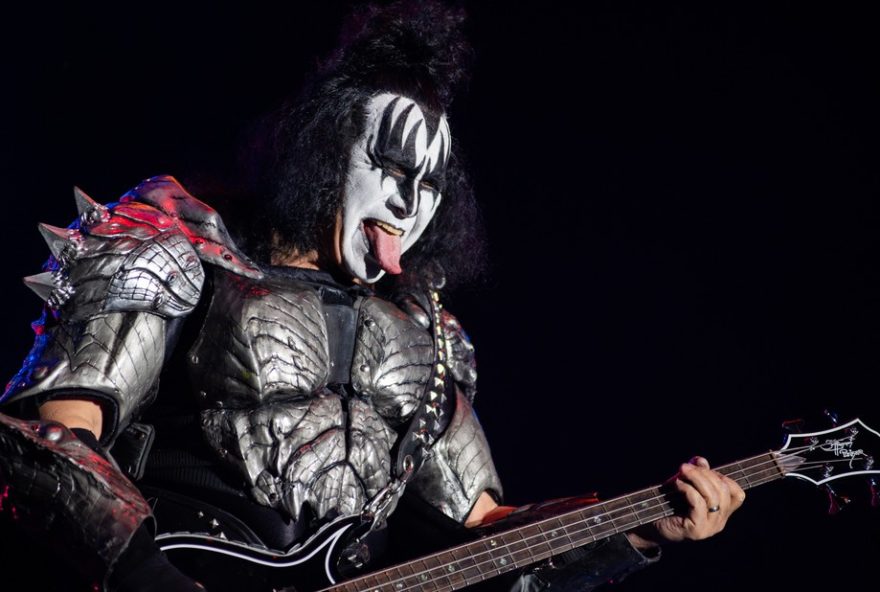 gene-simmons-recebe-alta-apos-acidente-de-carro3A-importancia-da-saude-e-cuidado-no-transito
