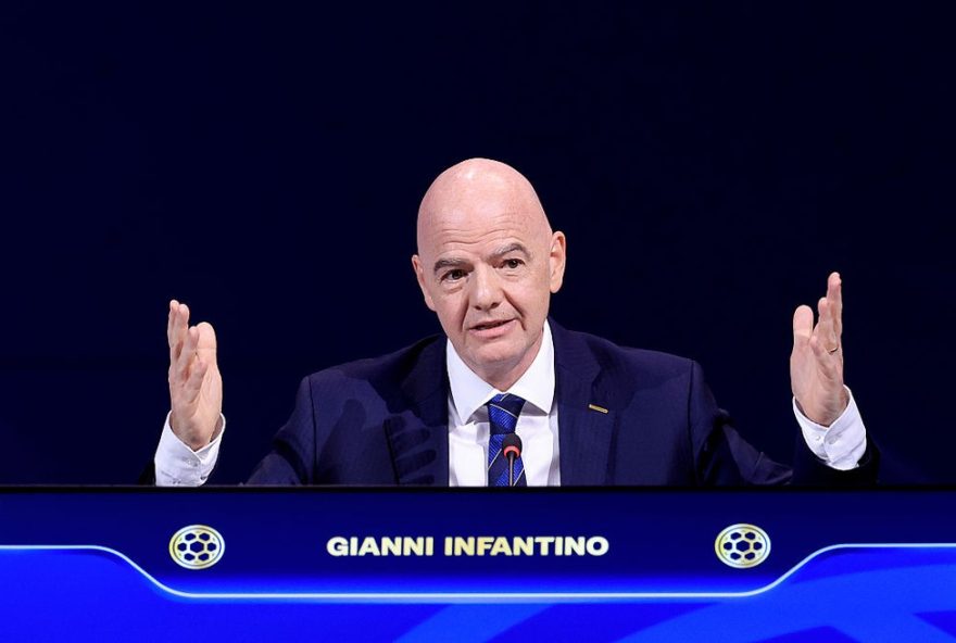 gianni-infantino-destaca-prioridade-global-da-fifa-no-combate-ao-racismo-no-futebol