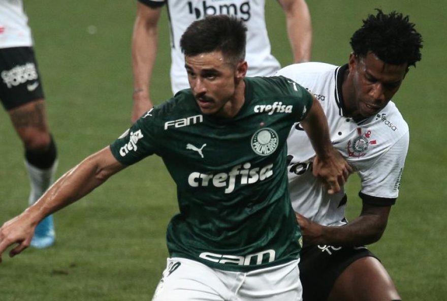 Gil e Willian disputam bola durante Corinthians x Palmeiras em clássico no Brasileirão/ Imagem: Ettore Chiereguini/AGIF