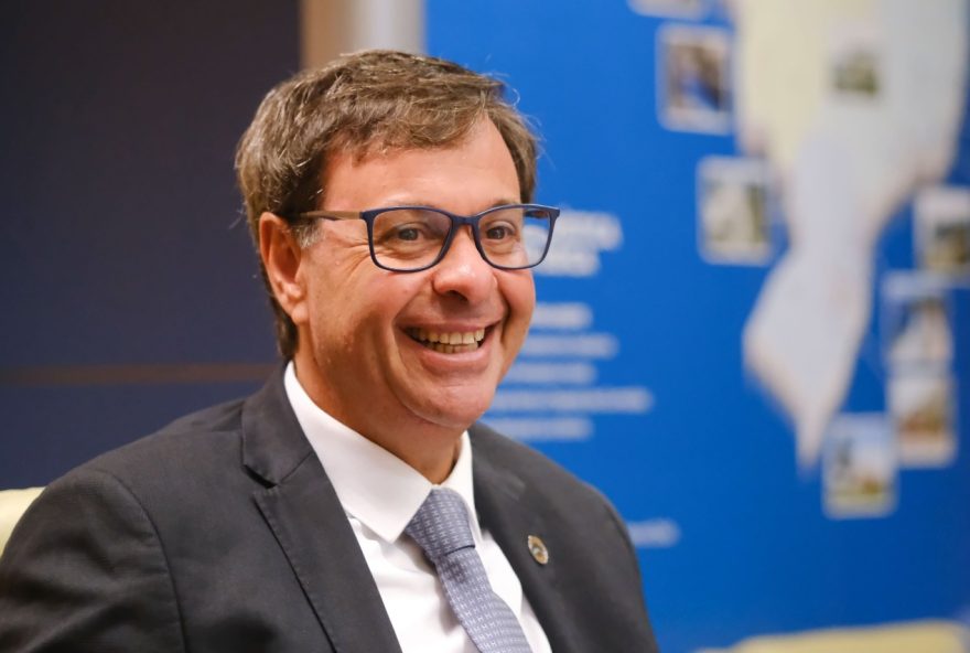 gilson-machado-distribui-adesivos-de-flavio-bolsonaro-no-carnaval Ministro do Turismo anuncia escritório da Embratur em Lisboa|O ministro do Turismo, Gilson Machado Neto, representou recentemente o Brasil na Fitur, em Madri