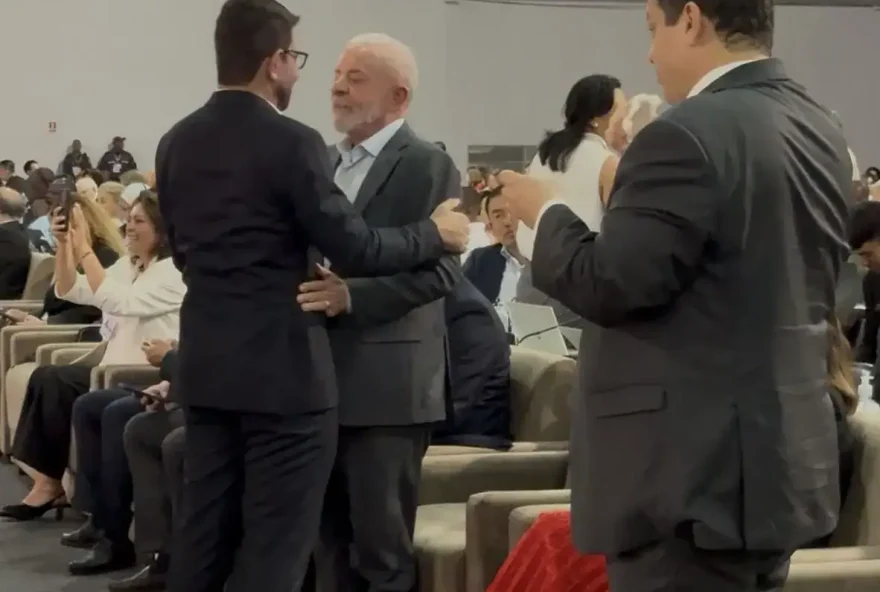 gladson-cameli-presente-na-abertura-da-cop-30-e-abraca-o-presidente-lula-em-belem