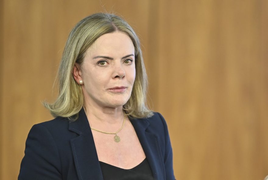 gleisi-convoca-ministros-para-discutir-anistia-a-golpistas-e-outras-pautas-importantes