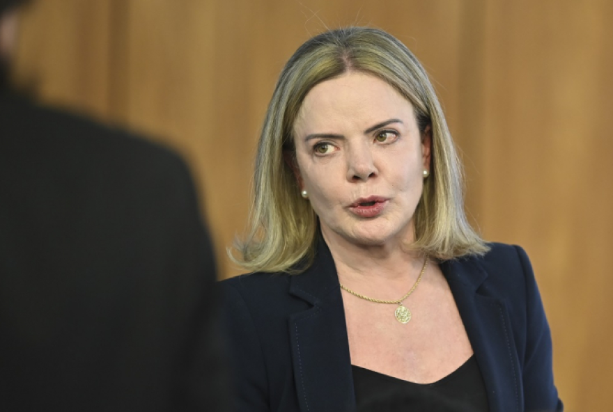 gleisi-critica-fala-da-casa-branca-sobre-uso-de-forca-militar-em-defesa-de-bolsonaro