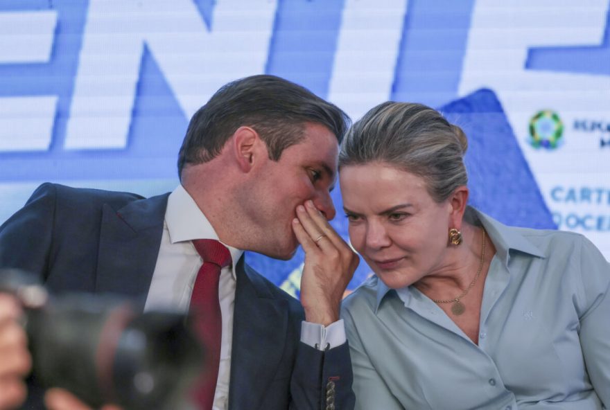 gleisi-destaca-avanco-de-pec-da-6×1-como-compromisso-de-motta-com-o-tema gleisi-destaca-avanco-de-pec-da-6x1-como-compromisso-de-motta-com-o-tema