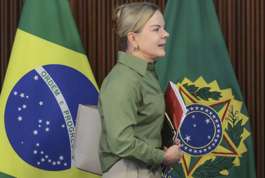 gleisi-hoffmann-critica-promessa-de-indulto-a-bolsonaro-feita-por-tarcisio-de-freitas
