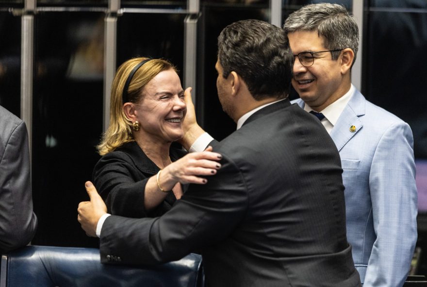 gleisi-hoffmann-nega-negociacao-de-cargos-e-tenta-contornar-crise-apos-pronunciamento-de-alcolumbre