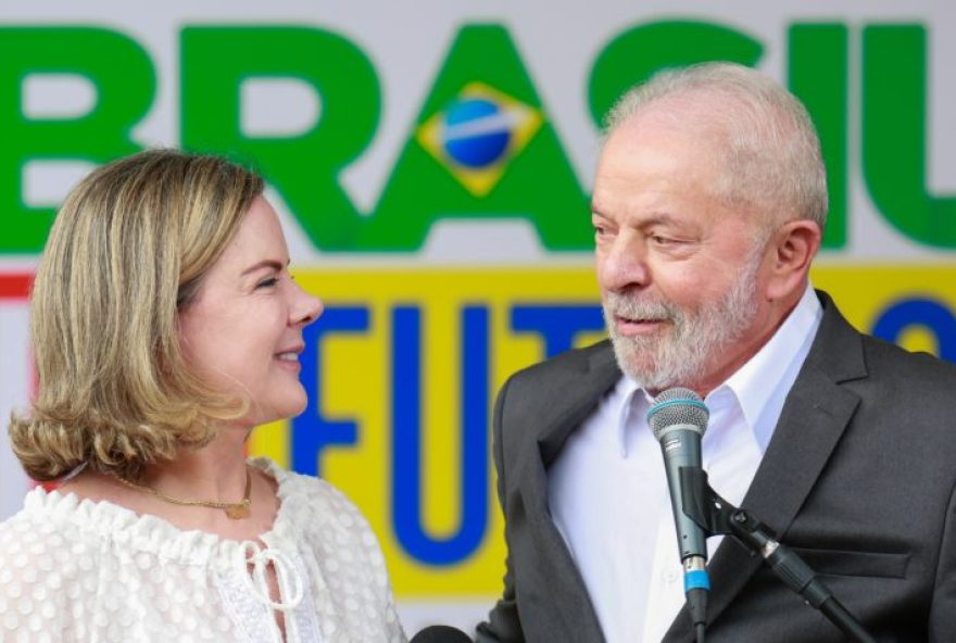 gleisi-hoffmann-preve-que-lula-pode-atrair-uniao-brasil-nos-estados Presidente eleito, Lula da Silva (PT-SP) e a dep. Gleisi Hoffmann, durante centrevista coletiva na sede do governo de transição, no CCBB | Sérgio Lima/Poder360 02.dez.2022