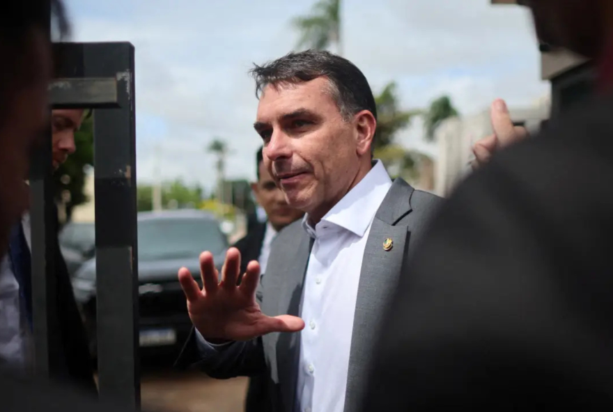 globo-destaca-atividades-de-flavio-bolsonaro-e-pressao-para-2026