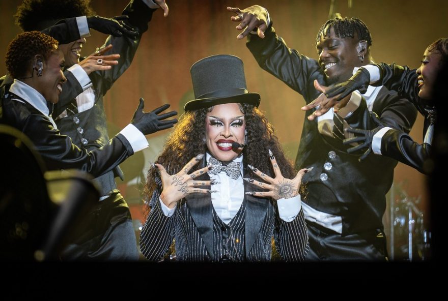 gloria-groove3A-uma-viagem-no-tempo-com-um-show-frenetico-e-teatral-no-the-town