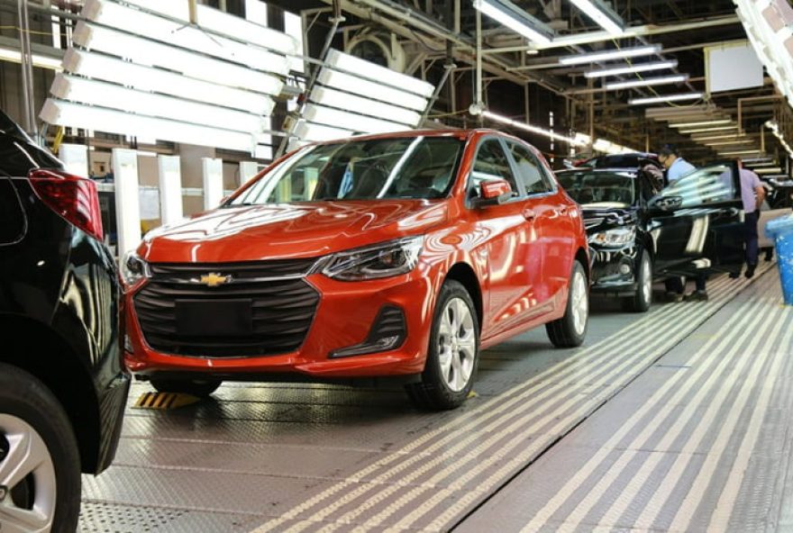 gm-interrompe-producao-do-chevrolet-onix-por-2-meses-em-gravatai3A-entenda-os-motivos-e-impactos-na-marca