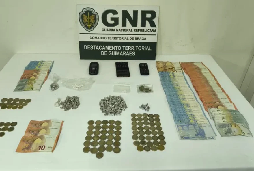 gnr-detem-dois-homens-em-famalicao-com-mais-de-500-doses-de-droga