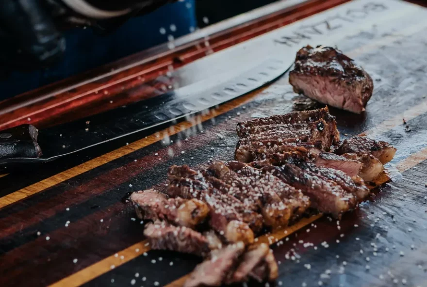 O evento conta com oitos atrações e mais de três toneladas de carnes com estimativa de receber 100 mil visitantes nos dois dias de festival (Foto: Divulgação/Let's Grill)