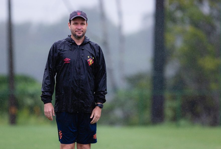 goias-anuncia-saida-de-fabio-carille-e-negocia-com-daniel-paulista-para-novo-tecnico-em-2026 goias-anuncia-saida-de-fabio-carille-e-negocia-com-daniel-paulista-para-novo-tecnico-em-2026