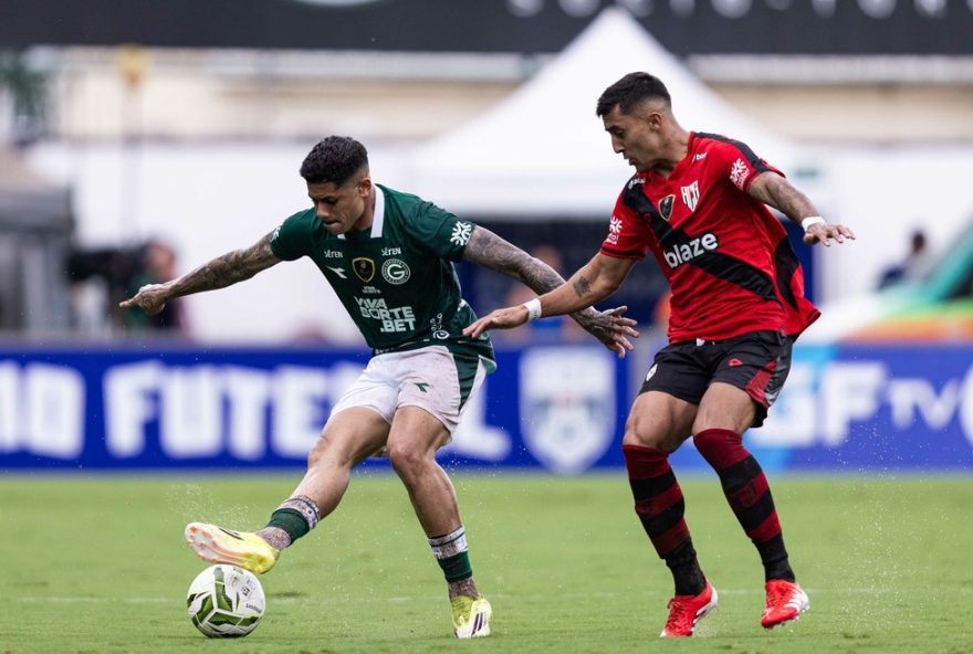 goias-campeao-goiano3A-verdao-quebra-jejum-e-conquista-29o-titulo GO - GOIANIA - 15/03/2026 - GOIANO 2026, GOIAS X ATLETICO - Diego Caito jogador do Goias disputa lance com Kevin Ramirez jogador do Atletico durante partida no estadio Serrinha pelo campeonato Goiano 2026. Foto: Heber Gomes/AGIF