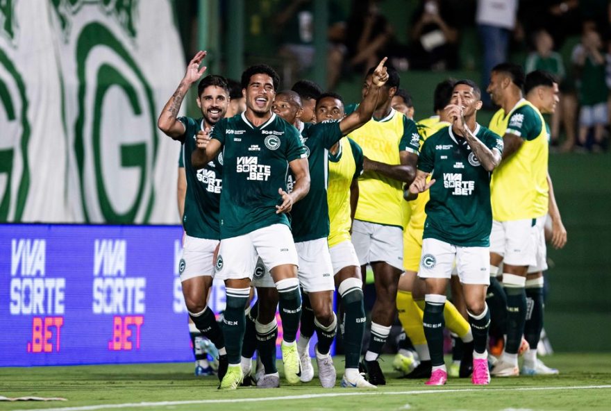 GO - GOIANIA - 05/05/2025 - BRASILEIRO B 2025, GOIAS X AVAI - Pedrinho jogador do Goias comemora seu gol durante partida contra o Avai no estadio Serrinha pelo campeonato Brasileiro B 2025. Foto: Heber Gomes/AGIF