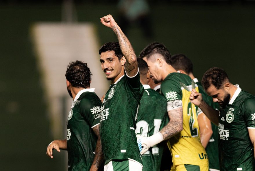 goias-vence-o-fluminense-pi-por-3-a-0-na-copa-do-brasil GO - GOIANIA - 11/03/2026 - COPA DO BRASIL 2026, GOIAS X FLUMINENSE-PI - Tadeu jogador do Goias comemora seu gol com jogadores do seu time durante partida contra o Fluminense-PI no estadio Serrinha pelo campeonato Copa Do Brasil 2026. Foto: Mateus Dutra/AGIF