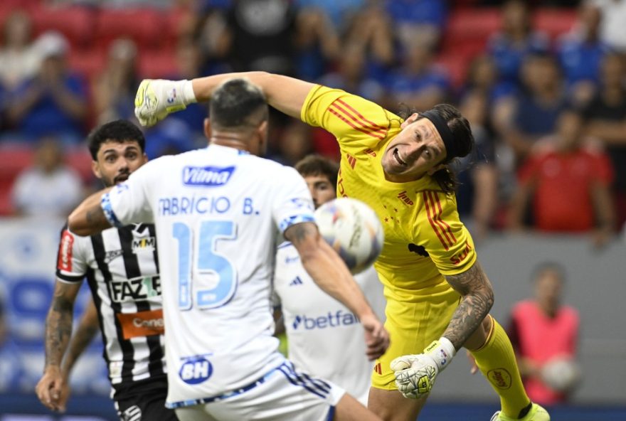 goleiro-cassio-recebe-criticas-da-torcida-apos-falha-em-gol-contra-athletic3A-clima-tenso-no-cruzeiro