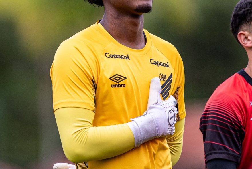 goleiro-de-16-anos-de-ms-com-12C94m-assume-elenco-profissional-do-athletico-pr