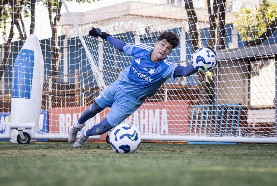 goleiro-de-17-anos-treina-com-profissional-do-cruzeiro-e-elenco-se-adapta-a-nova-bola-da-temporada