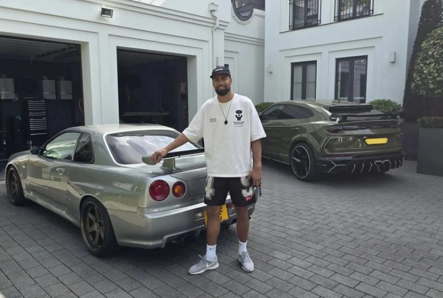 goleiro-do-chelsea-exibe-colecao-de-carros-de-r24-6-milhoes3A-porsche2C-lamborghini-e-mais