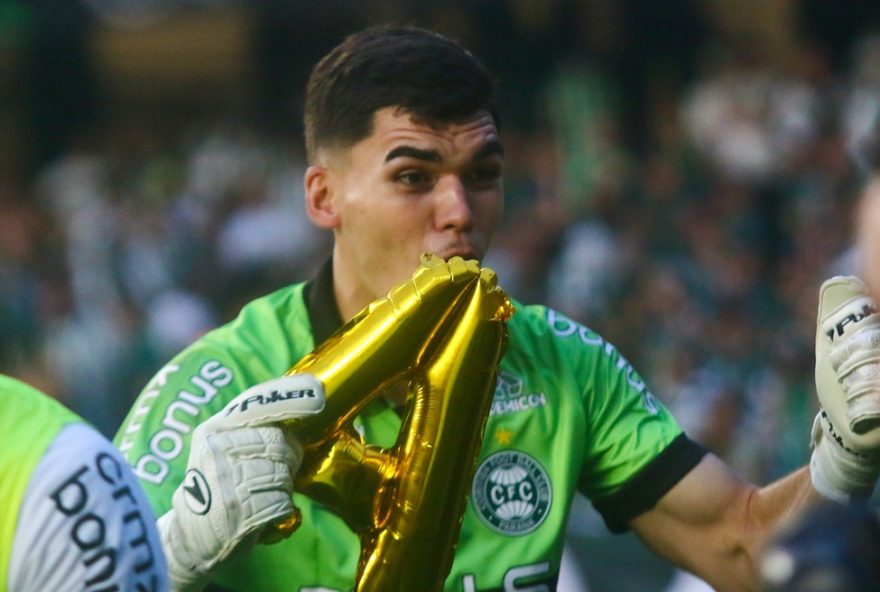 goleiro-do-coritiba-reage-as-vaias3A-22estamos-na-serie-a2C-nao-estamos3F22-analise-e-fatos-da-ascensao-do-time-para-a-elite-do-futebol-brasileiro PR - CURITIBA - 15/11/2025 - BRASILEIRO B 2025, CORITIBA X ATHLETIC CLUB - Pedro Morisco jogador do Coritiba durante partida contra o Athletic Club no estadio Couto Pereira pelo campeonato Brasileiro B 2025. Foto: Gabriel Machado/AGIF
