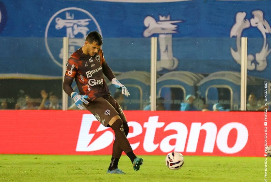 goleiro-do-paysandu-lamenta-erro-em-penalti2C-mas-mantem-confianca-na-equipe-para-evitar-rebaixamento-na-serie-b-do-brasileirao